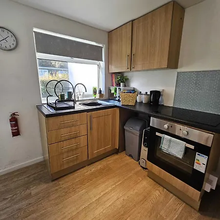 Pet Friendly 2 Bed Coastal - Millendreath, Apartment